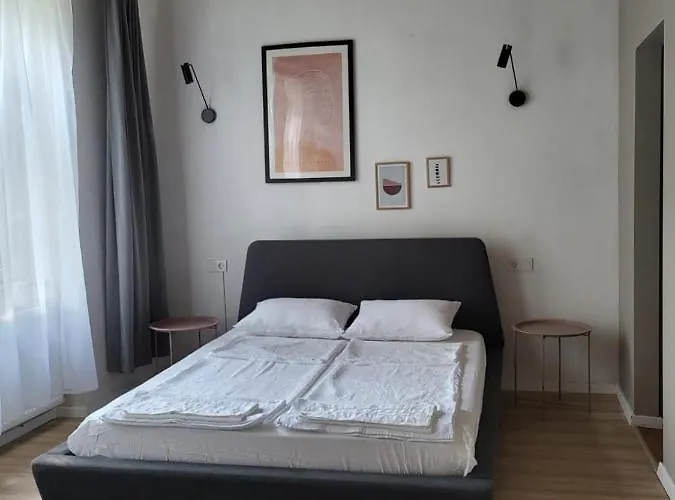 Quiet Oasis In Center Apartment